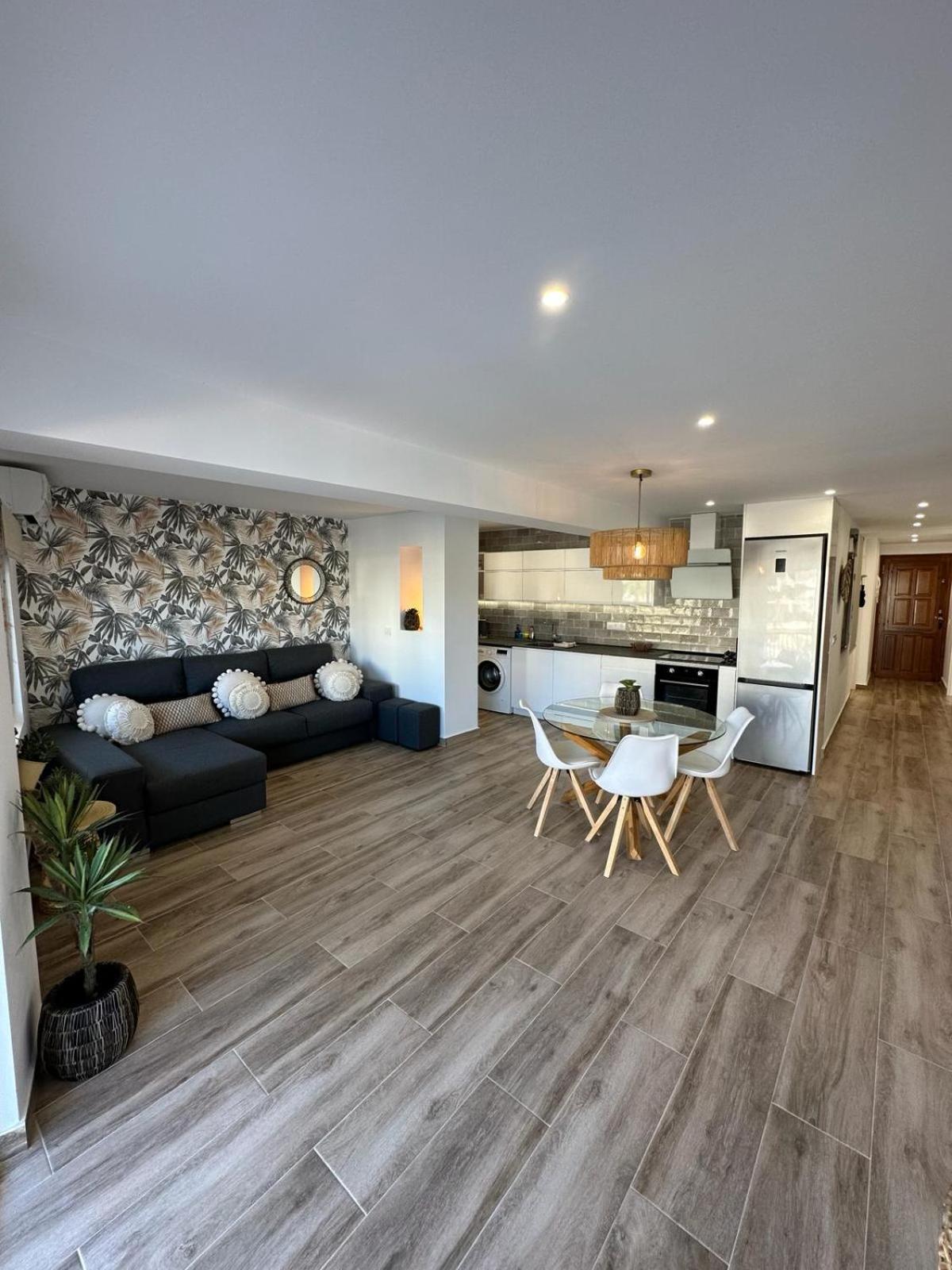 Waterfront 3 Bed Apartment, 90M From The Beach Platja de Larenal Kültér fotó