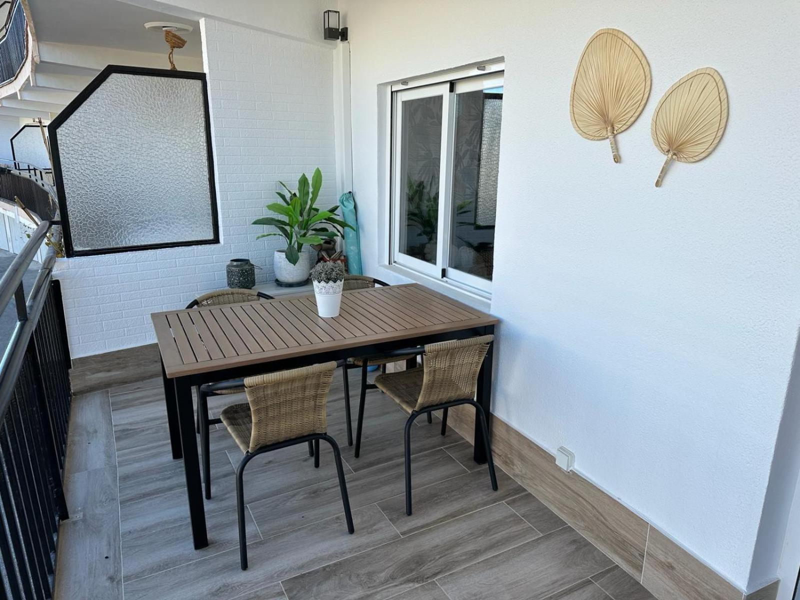 Waterfront 3 Bed Apartment, 90M From The Beach Platja de Larenal Kültér fotó