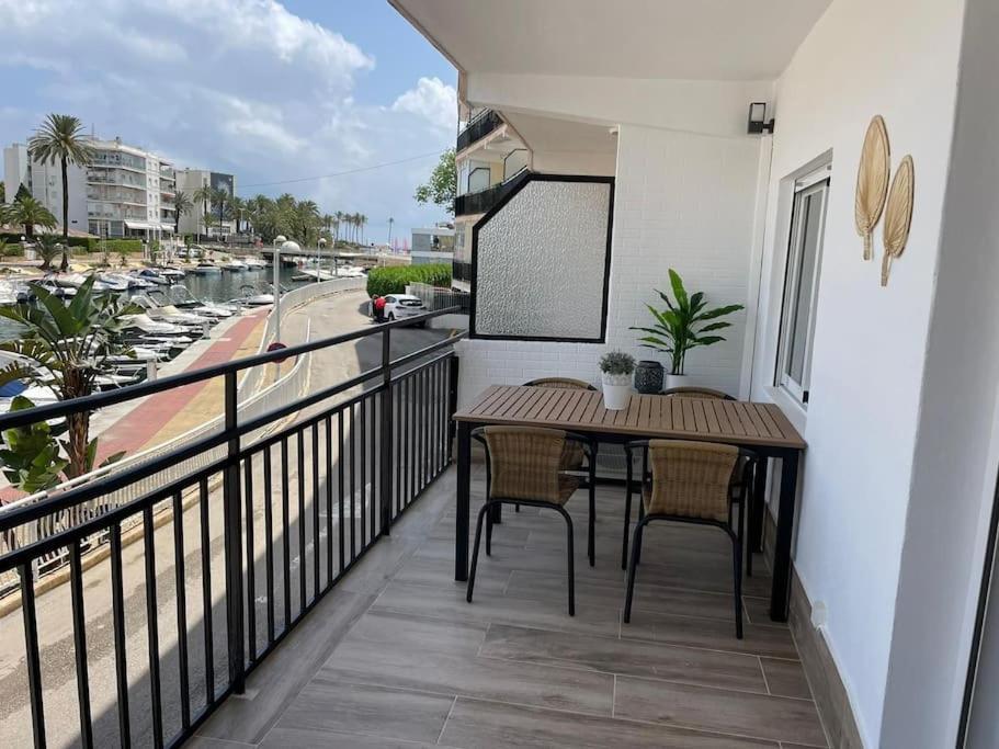 Waterfront 3 Bed Apartment, 90M From The Beach Platja de Larenal Kültér fotó